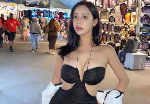 Hot girl xứ Hàn “khi đi hết mình, khi về hết hồn” vì bộ váy lả lơi như sắp rơi